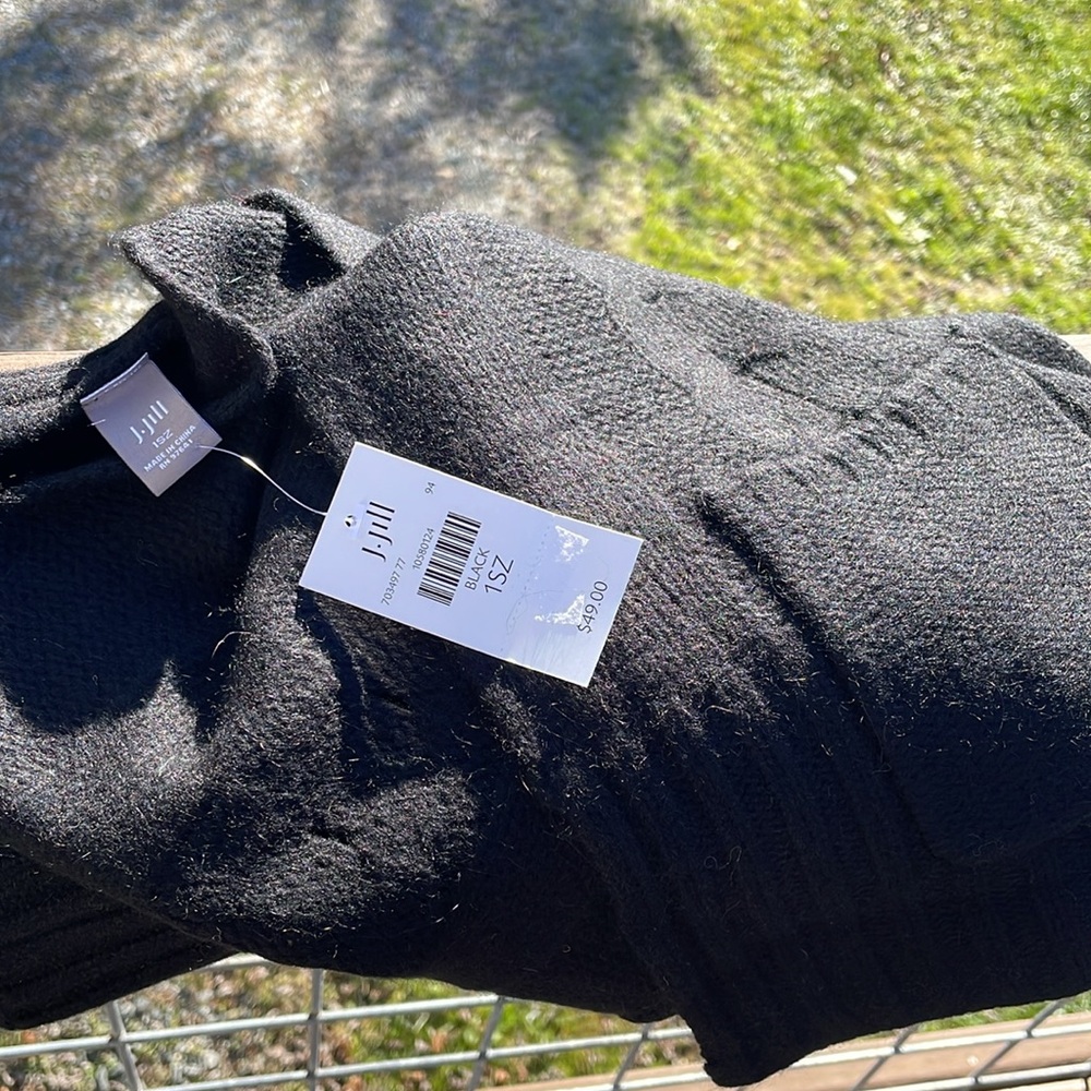 NWT 6’ Black Classic Scarf with Pockets